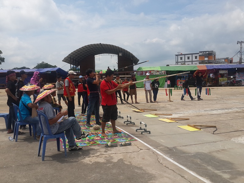 Lomba Sumpit di Pekan Gawai Dayak IX Sekadau Lomba Sumpit di Pekan Gawai Dayak IX Sekadau