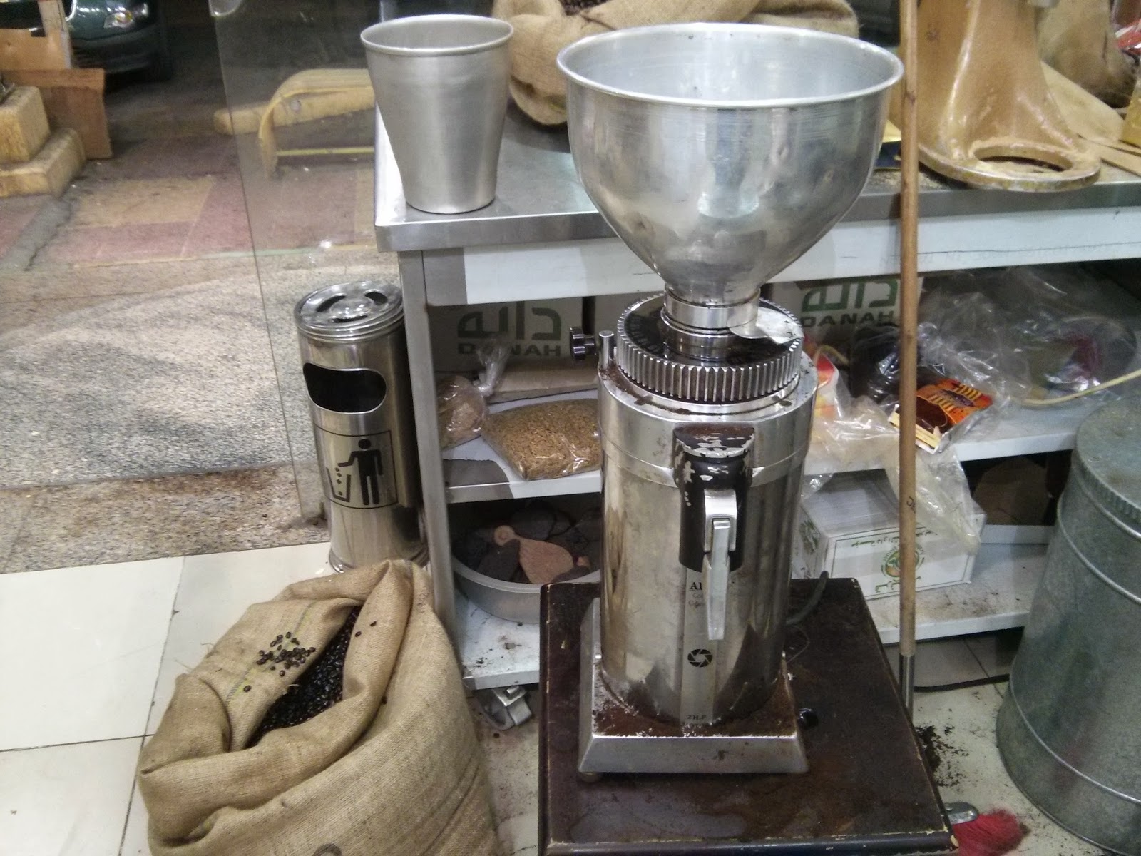 Una Abaya para Amaya Moliendo café