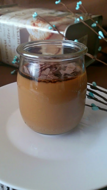 Crema de café en vasito con yogur de café, nata y leche condensada. Receta de postre sin horno, fácil, rápida y sencilla.