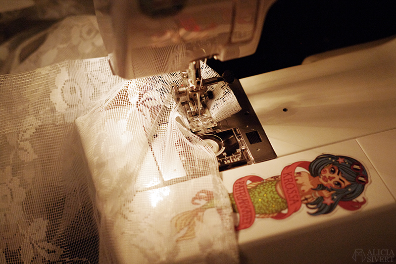 Sewing in lace, photo by Alicia Sivertsson.