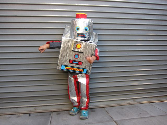Игра костюм робота. Костюм робота. Костюм робота для мальчика. Костюм робота из утеплителя. Робот костюм для ребенка.