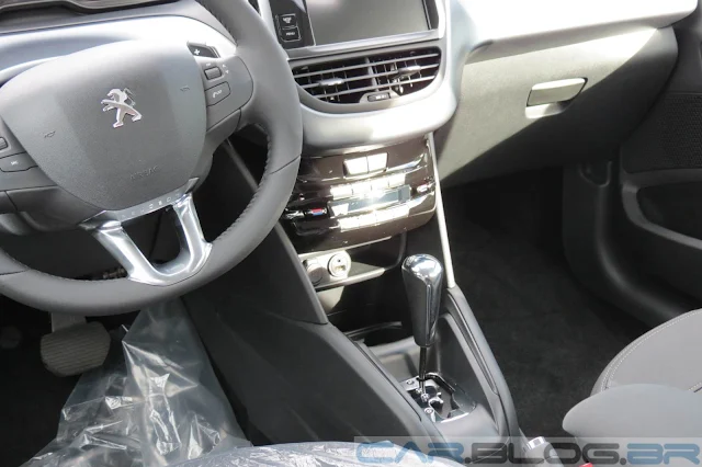 Peugeot 208 Griffe Automático - interior