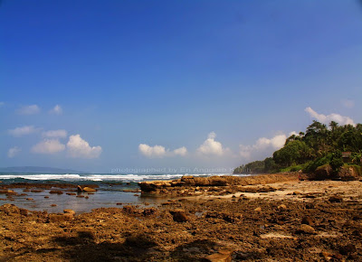 Salah satu spot Pantai Karapyak yang berkarang. Salah satu spot Pantai Karapyak yang berkarang.