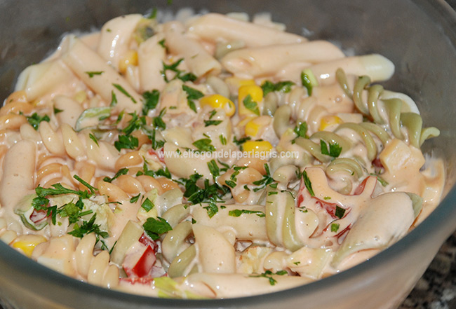Ensalada veraniega de pasta con salsa rosa Ensalada veraniega de pasta con salsa rosa