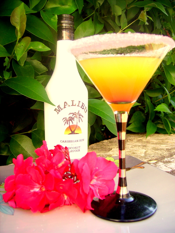 Couleur grenadine Cocktail des îles malibu coco, ananas, grenadine