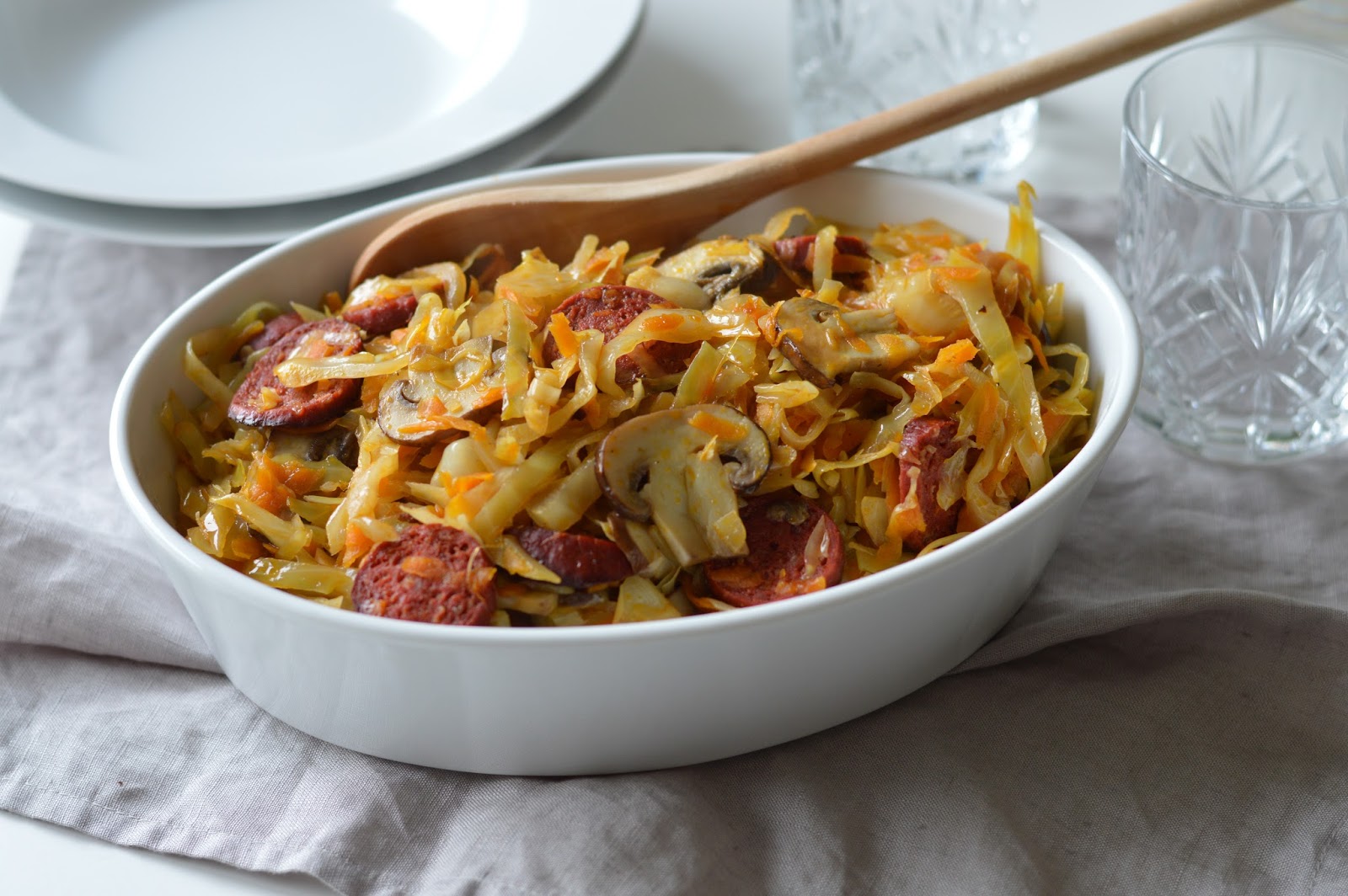 бигос. бигос белорусская кухня. тушеная капуста с грибами в духовке. капуста тушёная в духовке. белокочанная капуста с грибами.