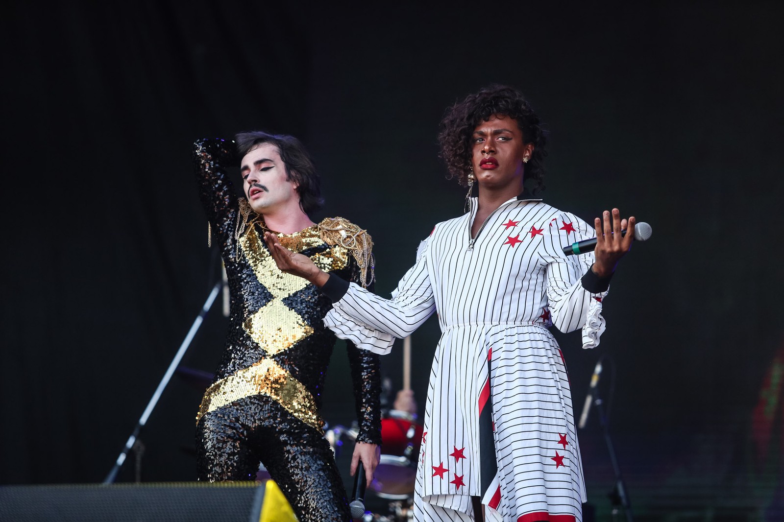 Com beijão, Johnny Hooker e Liniker protestam contra LGBTfobia no Rock In Rio Com beijão, Johnny Hooker e Liniker protestam contra LGBTfobia no Rock In Rio