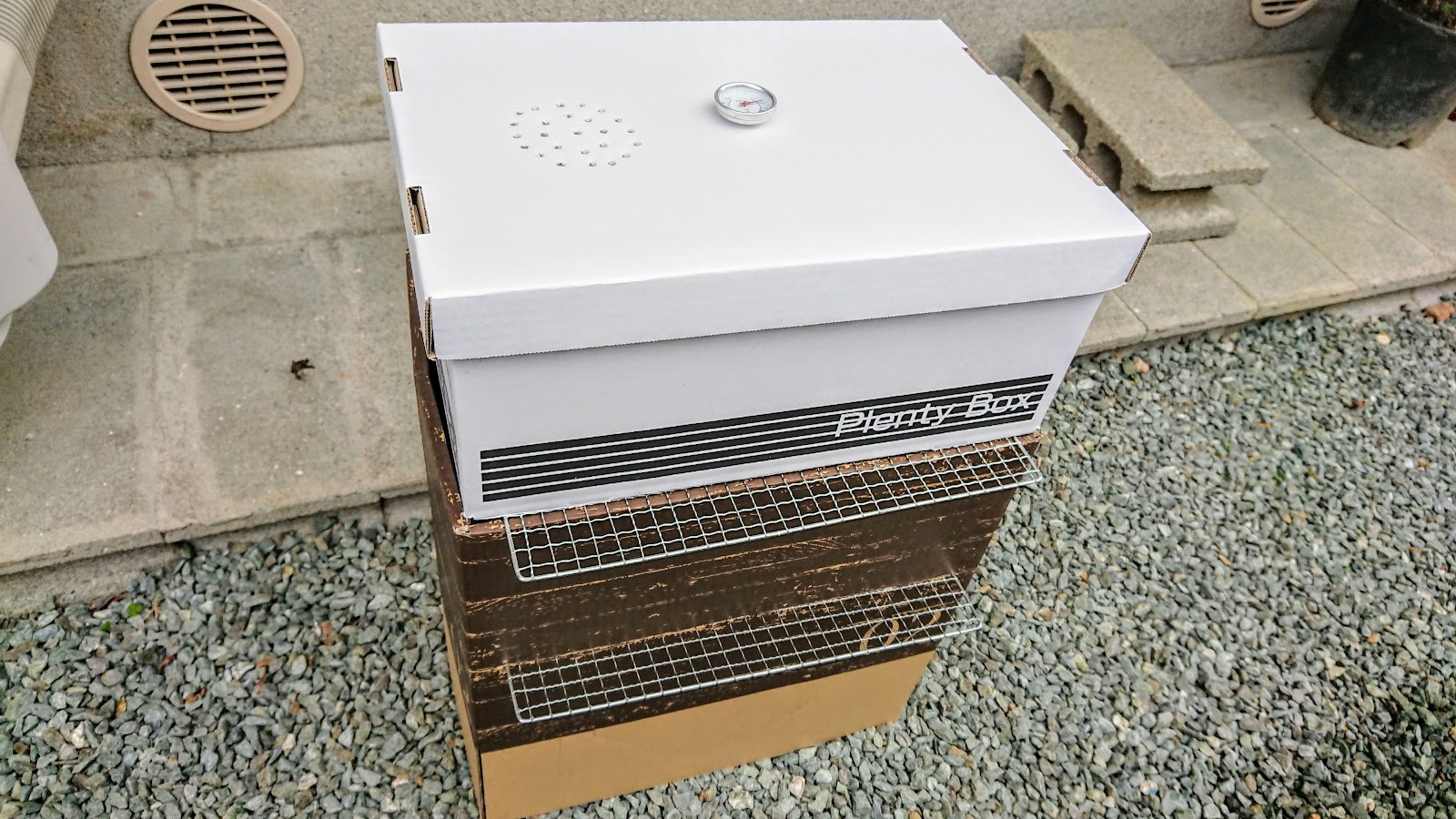 スモーカーは100均で作れる 自宅で簡単 燻製器の作り方 父ちゃんの日々ログ