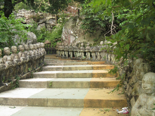 Escaleras hacia el santuario-montaña Phnom Santuk Escaleras hacia el santuario-montaña Phnom Santuk cerca de Kompong Thom en Camboya