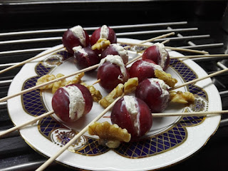 Aperitivo de uvas rellenas de queso crema y nueces Aperitivo de uvas rellenas de queso crema y nueces.