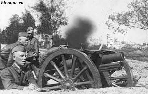 Расчет 76 мм полковой пушки образца 1927 года ведет из капонира огонь по противнику. Артиллерия Второй мировой войны, Немецкая артиллерия, Оружие, Полковая артиллерия, Советская артиллерия,