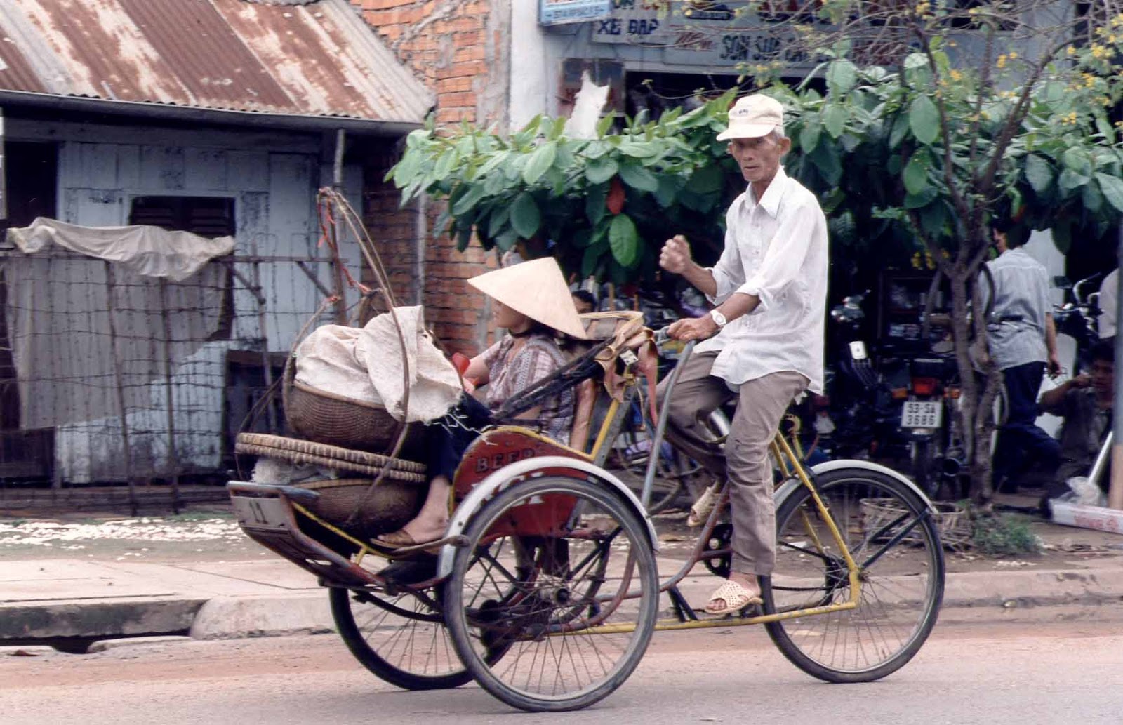 Nguyễn Ngọc Chính&#39;s: Những phương tiện di chuyển đã đi vào dĩ vãng (4) - Xe  Cyclo