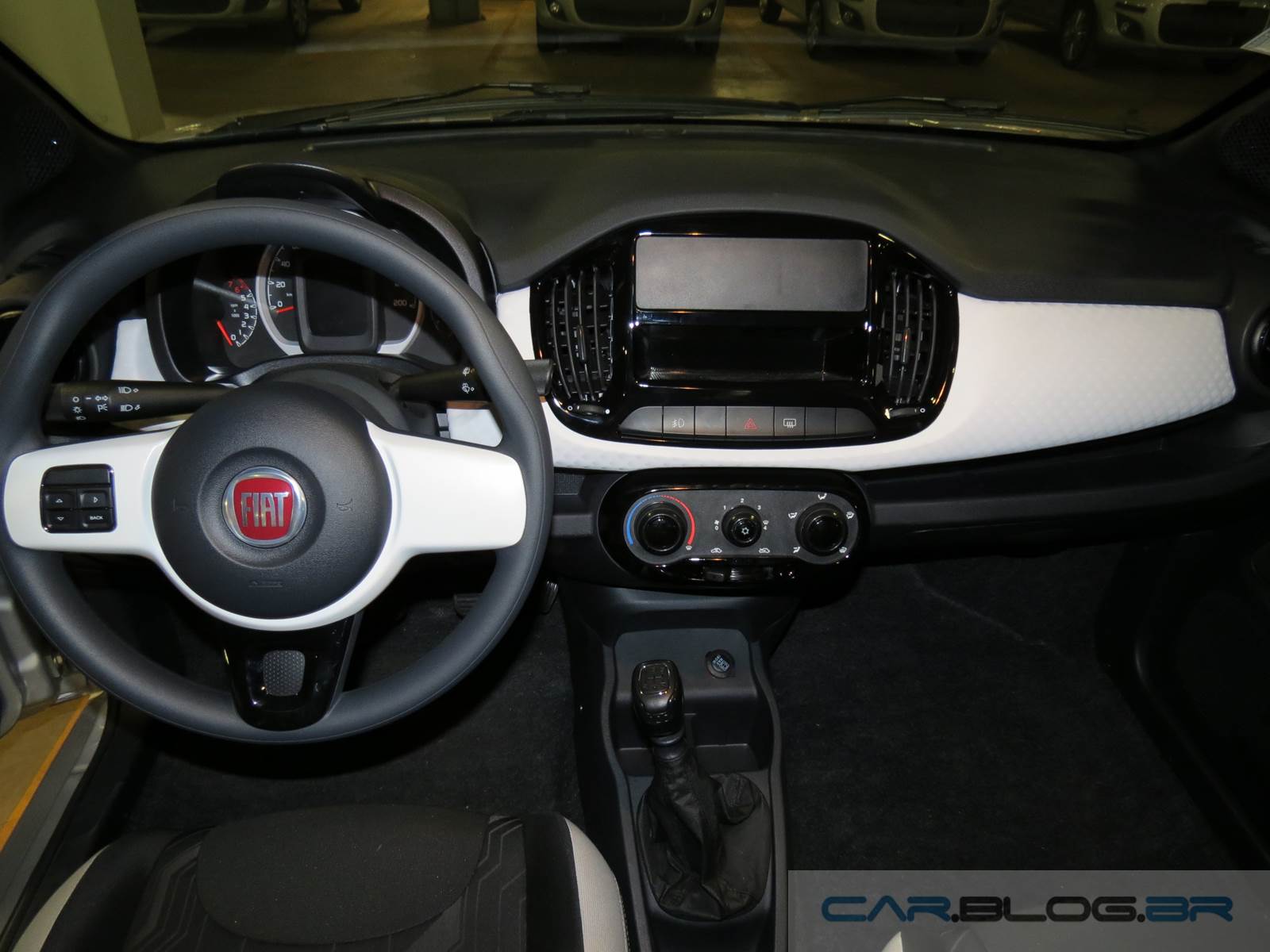 Novo Fiat Uno Attractive 1.0 2015 - personalização  Black & White