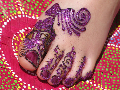 http://4.bp.blogspot.com/-tnmRZJaiymk/TbNtBzZVTpI/AAAAAAAAH3o/bWs2hG4pbqs/s640/-Beautiful-glitter-+mehndi+-For-+Feet+%25282%2529.jpg