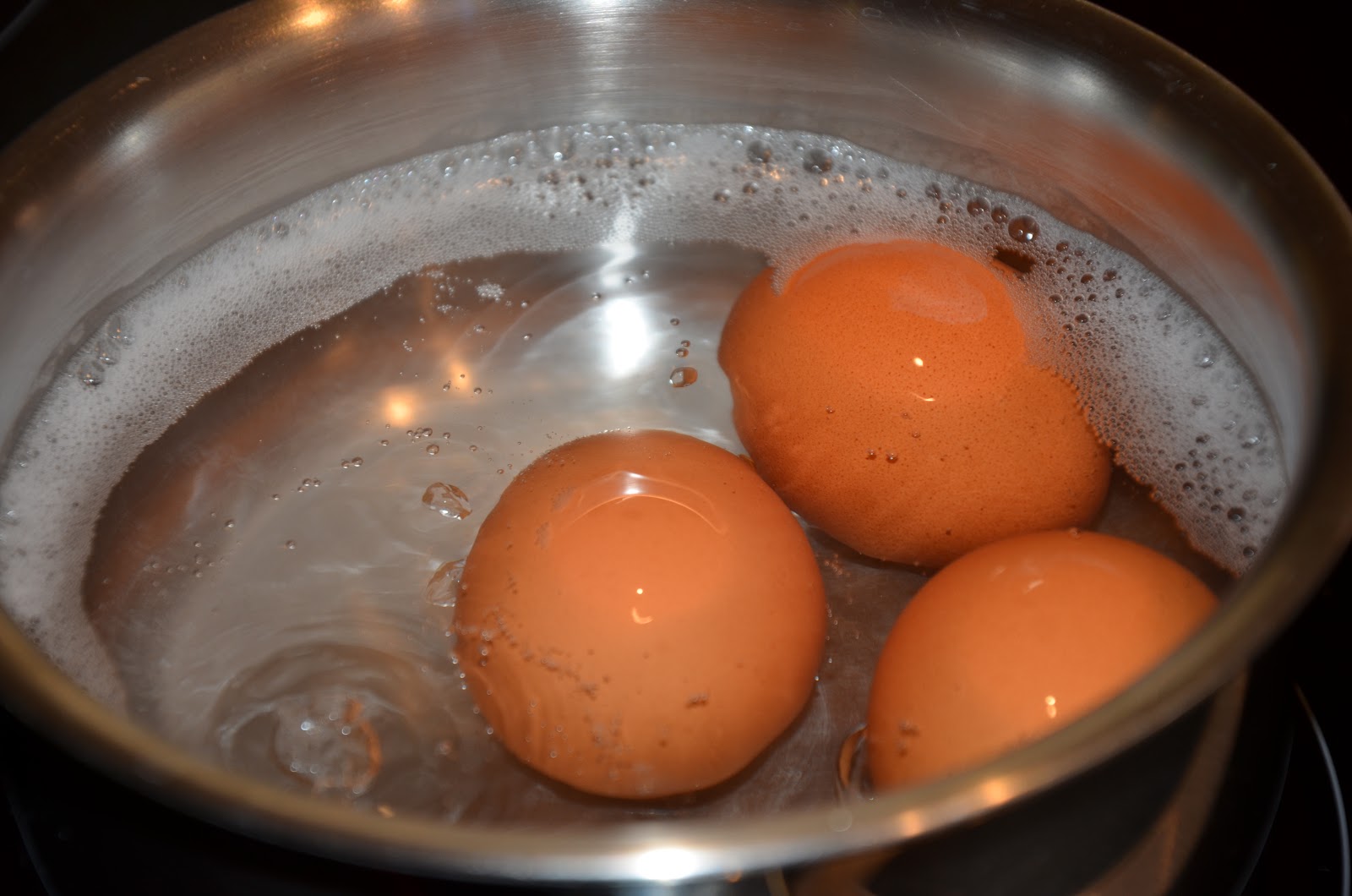 Как кипят яйца. Яйца в кастрюле. Яйцо в кастрюле с водой. Кастрюлька с яйцами. Яйца варятся.