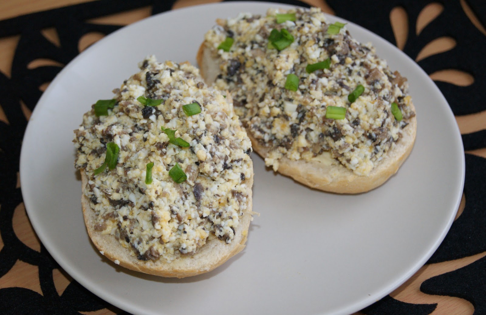 W kuchni Zouuzy Śniadanie pasta jajeczna z pieczarkami