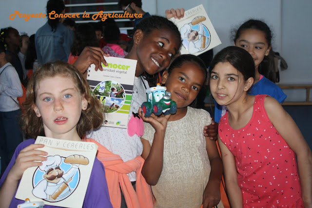 niñas mostrando regalos