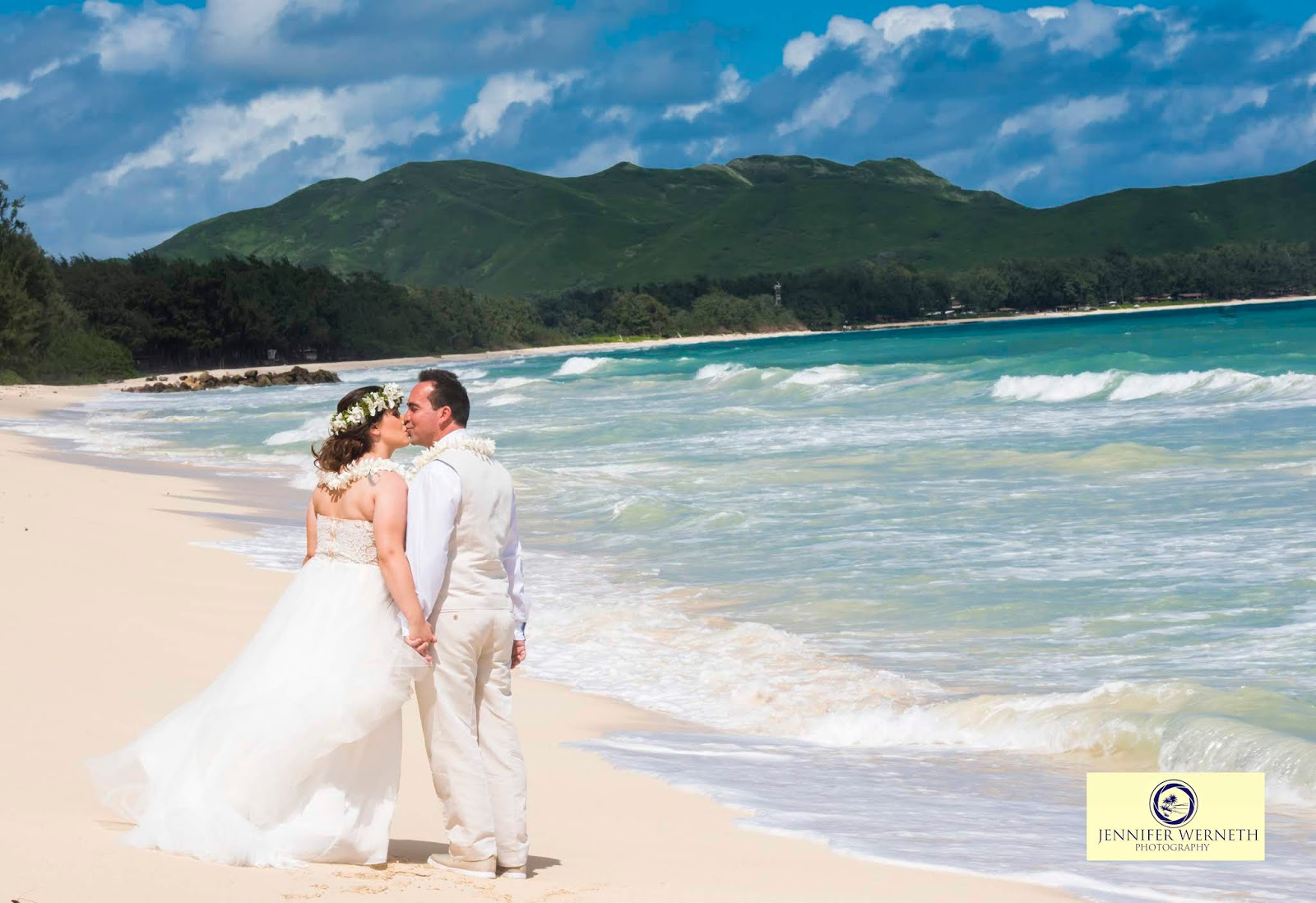 It was a blast shooting wedding photography at China Walls in Oahu, Hawaii. The waves ...1600 x 1098