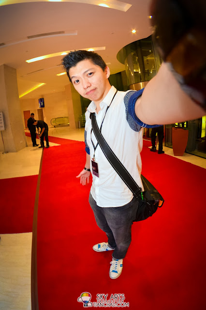 TianChad selfie standing on the red carpet to conclude the end of George Benson's concert live in KL 2013