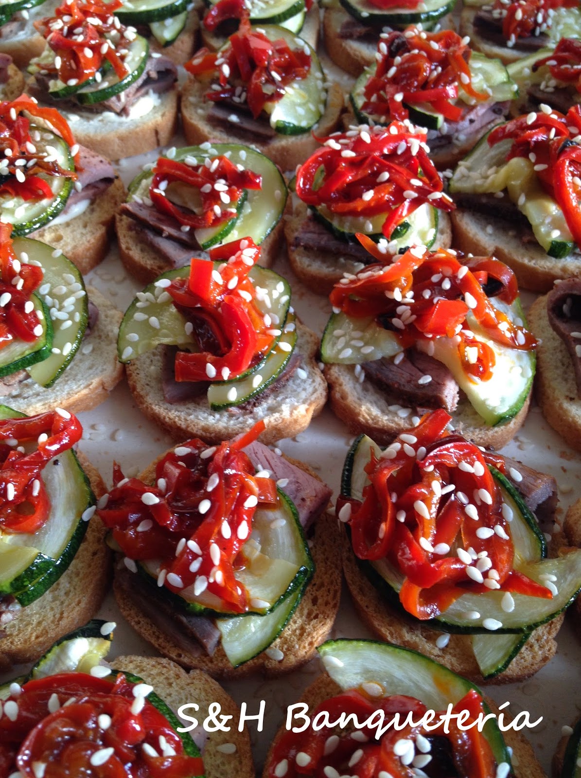 Crostini cóctel a domicilio Marie Gourmet Cóctel a domicilio crostini cumpleaños evento banquetería
