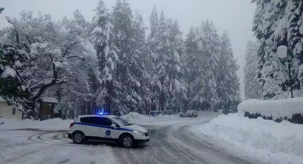 Έφτασαν και στην Αττική τα χιόνια - Διακοπή κυκλοφορίας από το ύψος του τελεφερίκ - Βίντεο Έφτασαν και στην Αττική τα χιόνια - Διακοπή κυκλοφορίας από το ύψος του τελεφερίκ - Βίντεο