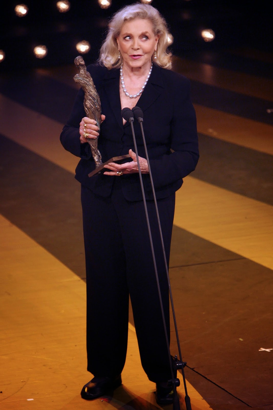 Lauren Bacall: Most Beautiful Face of Hollywood (HD Photo) - HD Photos