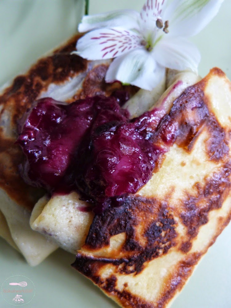 Blintzen mit Vanillequark und Blaubeer-Pfirsich-Topping ...