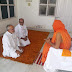 UP NEWS: वाराणसी में मध्य प्रदेश की पूर्व मुख्यमंत्री दिग्विजय सिंह ने संतो से भेंट कर लिया आशीर्वाद 