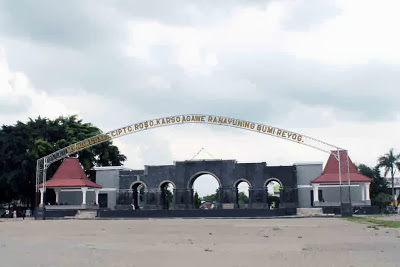 Firdausy Paradise: Panorama Eksotis Alun-Alun Kota Ponorogo