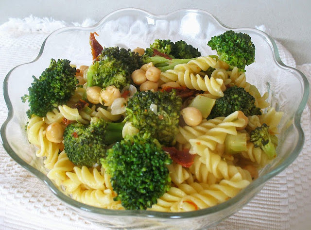lemony pasta with broccoli and chickpeas