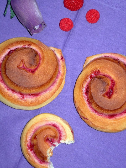 Raspberry rolls (Rollitos de frambuesa)