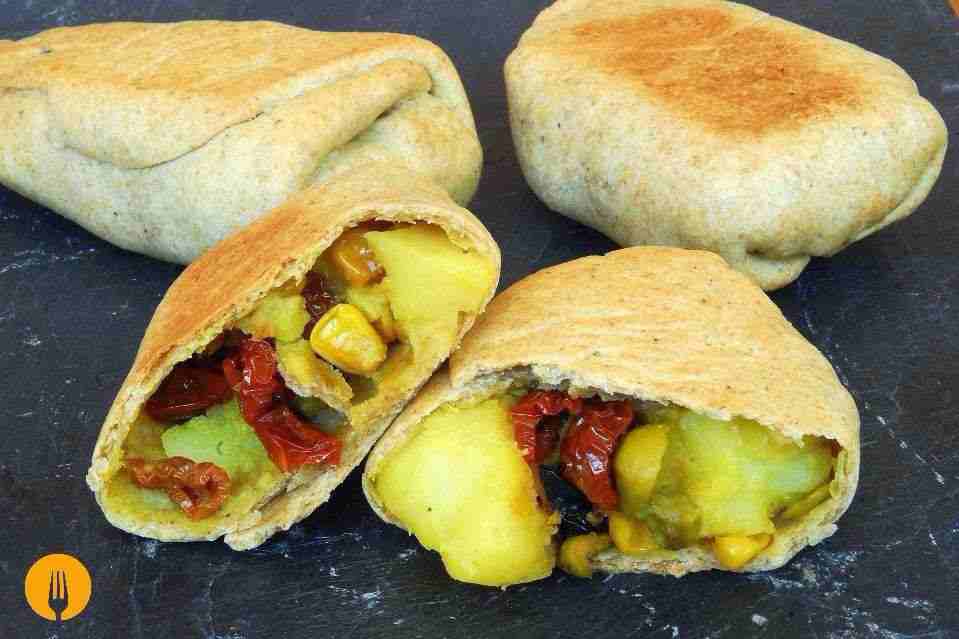 Receta de empanadas veganas con papas, tomates y aceitunas Reflejos