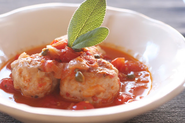 Albóndigas De Pollo Con Salsa De Cherries, Alcaparras Y Salvia
