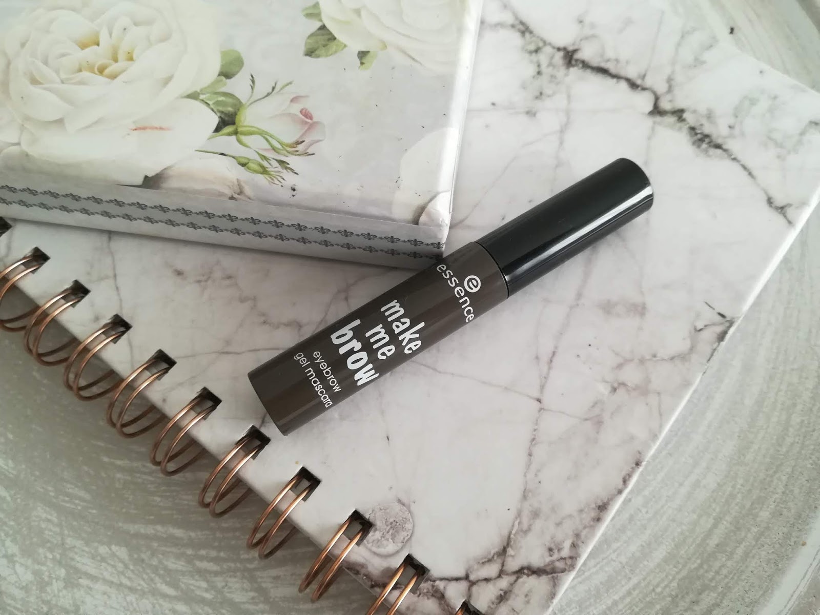 Recenzija Essence make me brow maskara za obrve We ♥ beauty