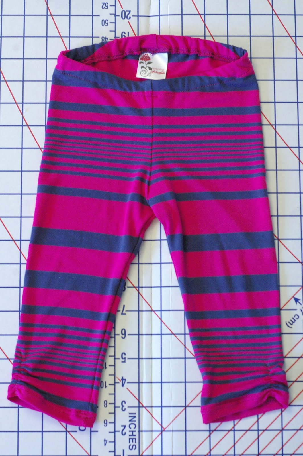 http://sproutingjj.blogspot.ca/2014/08/free-leggings-pattern-by-em-patterns.html