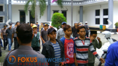 Puluhan   Warga   Kalikotes Geruduk Pemda Tuntut Pilkades Dibatalkan