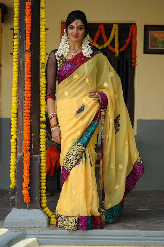 Vimala Raman Cute Saree Photos In Kulumanali Movie Stills cleavage