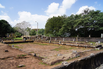 загадочный объект на развалинах храма Михинтале, гранитный желоб, чужеродный объект, несовпадение официальной версии