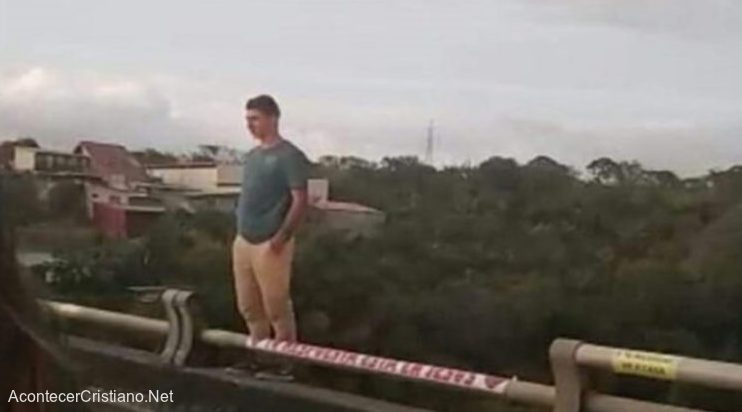 Joven intenta suicidarse desde puente
