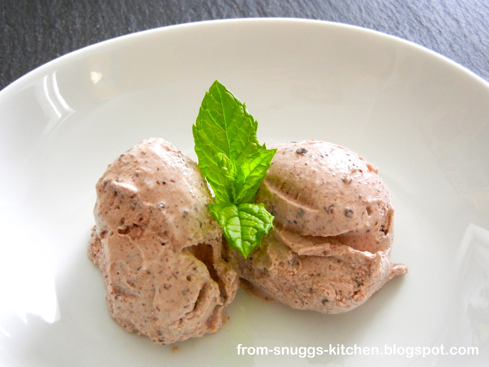 Blaubeeren-Mascarpone-Eis mit Schokostückchen - From-Snuggs-Kitchen