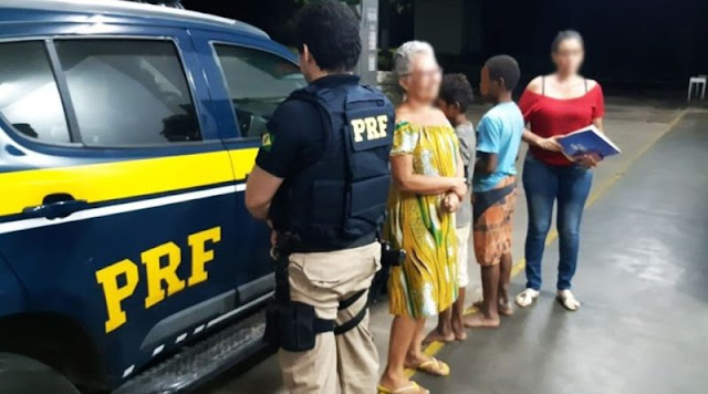 Meninos sobem em caminhão para brincar e viajam 167 km por engano Meninos sobem em caminhão para brincar e viajam 167 km por engano