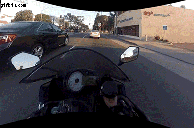 Motorrad Fahrer mit Head Camera - Riskant über Kreuzung fahren