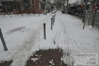 © hamburgize.com / Stefan Warda - "Geräumter Radweg" Fake-"Winterdienst" benutzungspflichtiger Radweg Hudtwalckerstraße