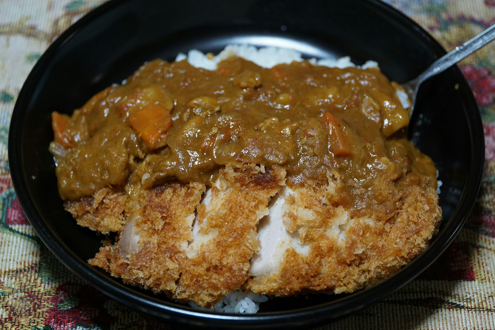 黒い皿に盛られたカツカレー