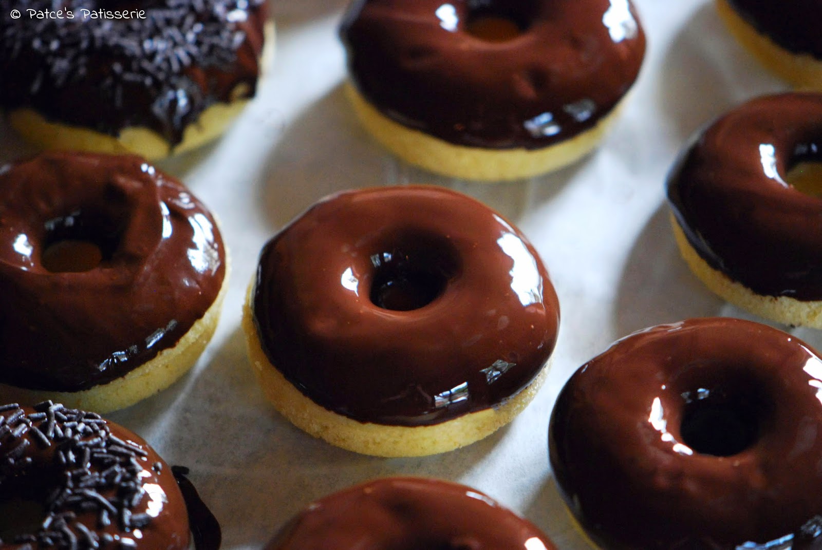 Im Ofen gebackene Vanille Donuts mit Schokoladenglasur