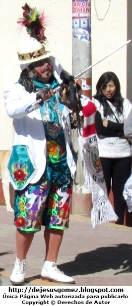 Príncipe o chapetón Foto de un príncipe o chapetón bailando en plena presentación con vestimenta de color claro y llamativo (Santa Cruz de Andamarca - Huaral - Lima - Perú). Foto del Príncipe o chapetón tomada por Jesus Gómez