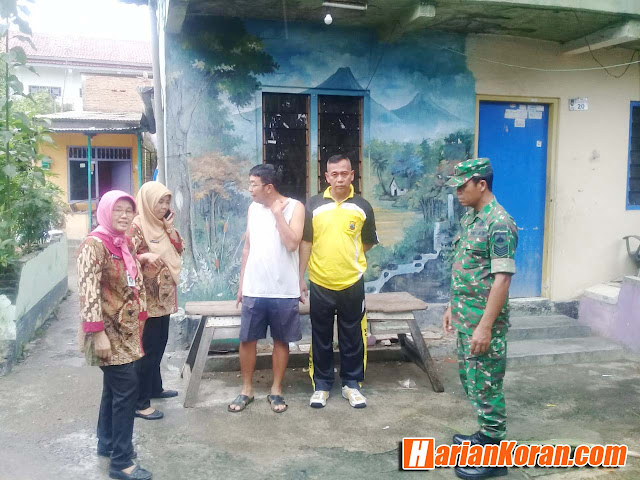 Babinsa Sumber Beserta Lembaga Kelurahan Meninjau Lokasi Pembuatan Saluran Ipal