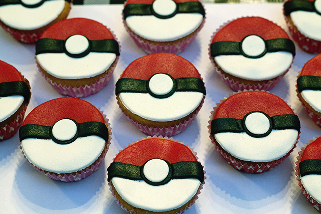 Voor Ewans achtste verjaardag met Pokemon-thema, maakte ik Pokeball cupcakes. Ik laat hier zien hoe.