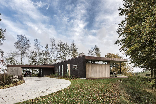 Minimalismus pur im Design, Architektur und Einrichtung – die Natur spielt hier die Hauptrolle: Beton plus Eichenholz, Schwarz-Weiß-Kontrast zu warmen Holz und viel Fensterfläche zum Ausblick