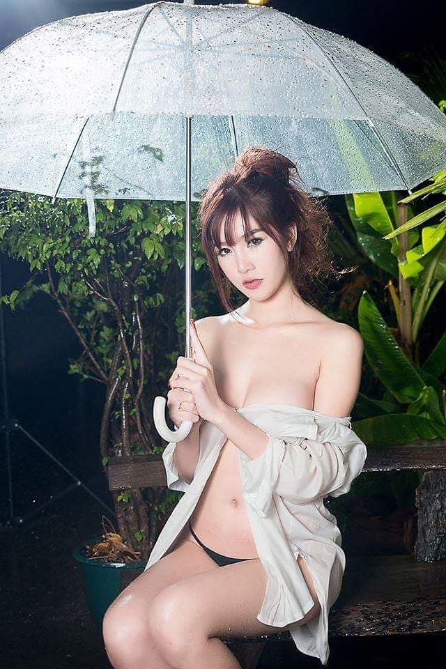 Người mẫu xinh đẹp Thái Lan tung bộ ảnh nóng bỏng dưới mưa khiến cư dân mạng ’sốt xình xịch’